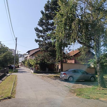 Cozy 1-Bdrm Apt In Dubec, Ideal For Work Or Study 赛斯韦泰 外观 照片
