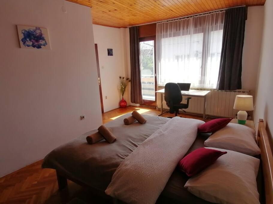 Cozy 1-Bdrm Apt In Dubec, Ideal For Work Or Study 赛斯韦泰 外观 照片