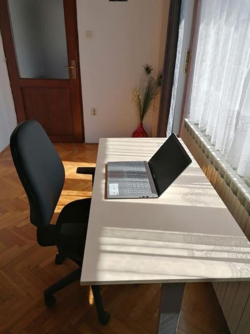 Cozy 1-Bdrm Apt In Dubec, Ideal For Work Or Study 赛斯韦泰 外观 照片
