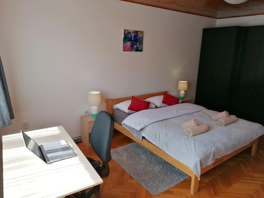Cozy 1-Bdrm Apt In Dubec, Ideal For Work Or Study 赛斯韦泰 外观 照片